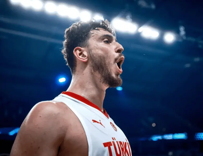 只要他不走, 在第三档, 至少应该排